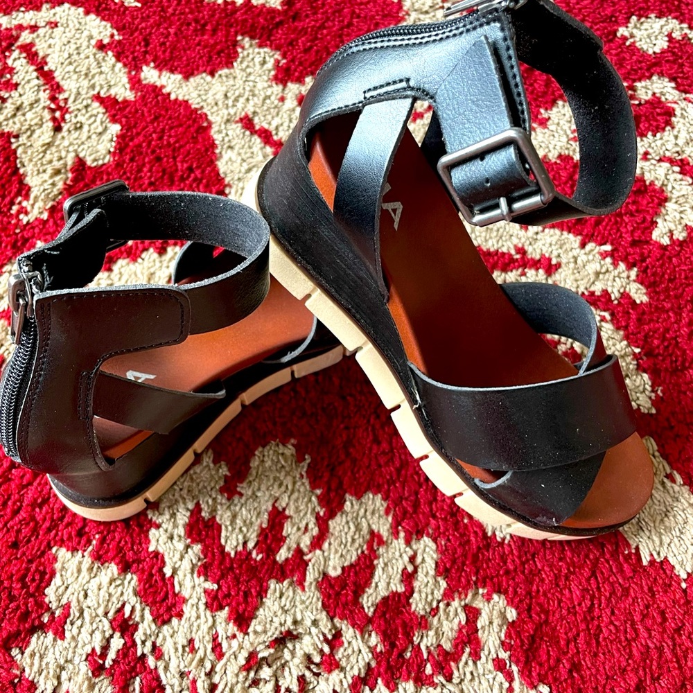 MIA black Lauri sandals.